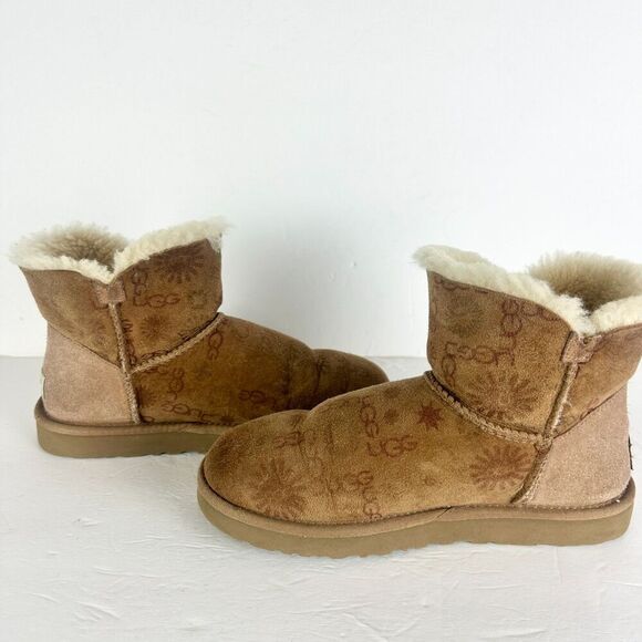 Ugg Mini Bailey Button Boot Womens Size 8 Logo Spellout Brown Monogram - Picture 3 of 11